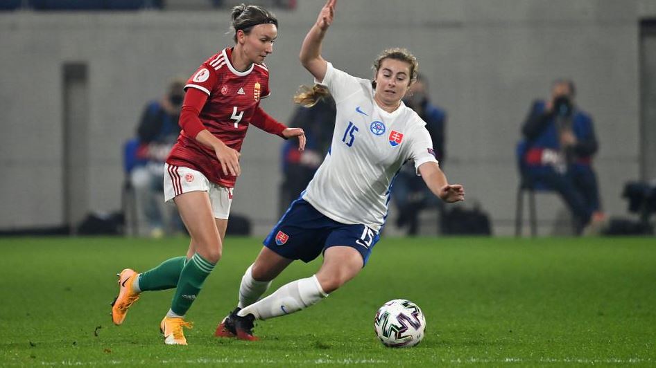Photo of Projekt ženského futbalu UAP bol podpísaný so slovenskou medzinárodnou reprezentantkou Laurou Cemberyovou