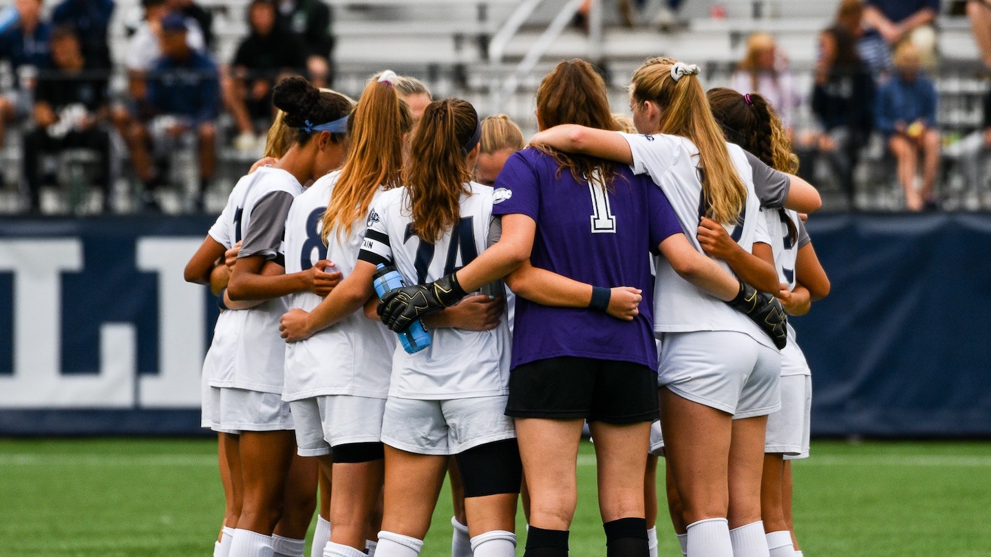 monmouth-women-huddle