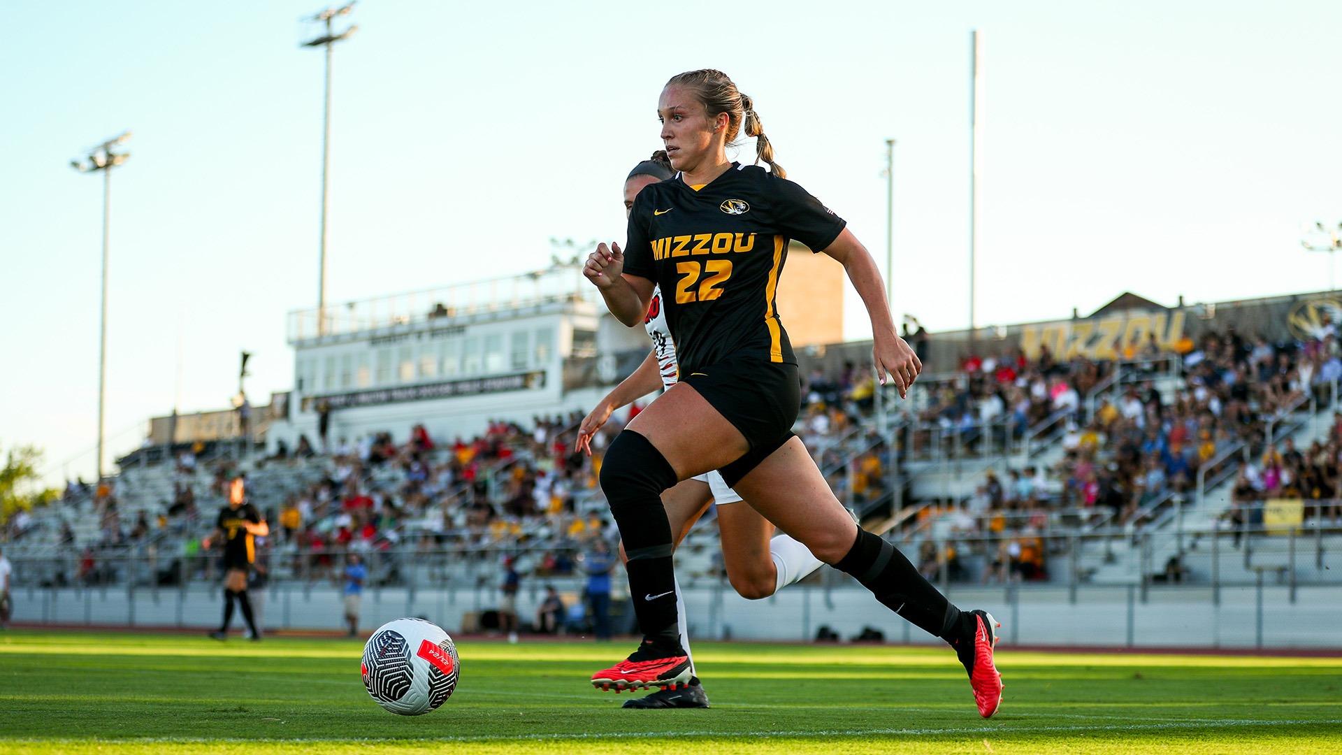 Mizzou Soccer head coach Stefanie Golan signs 10 class of 2023 recruits -  SoccerWire