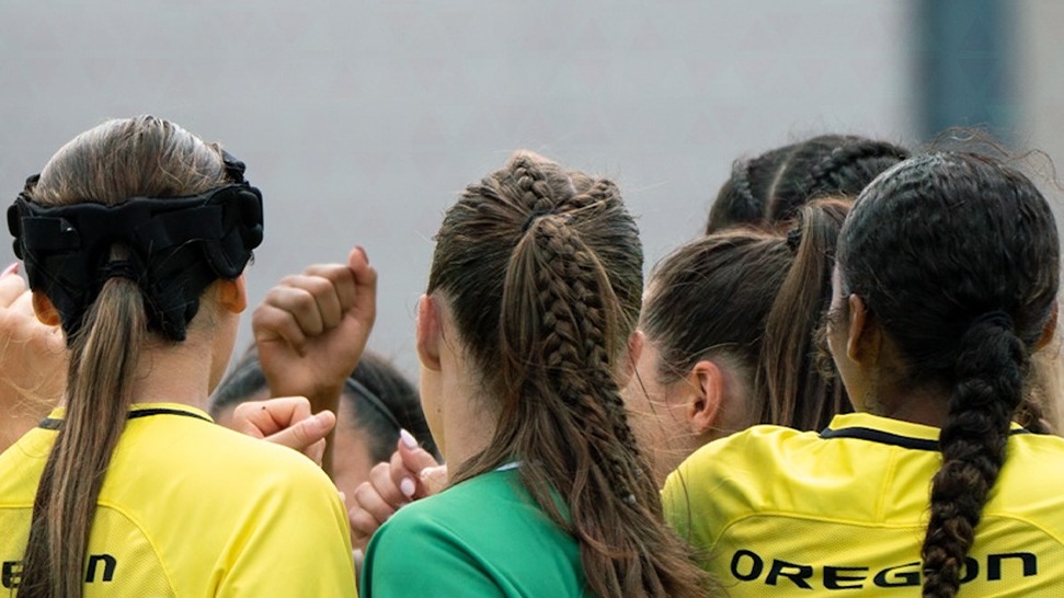 oregon-soccer-huddle25